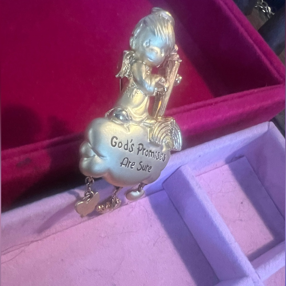 Precious Moments vintage signed Gods promises are sure brooch/goldtone/dangle - Picture 2 of 4
